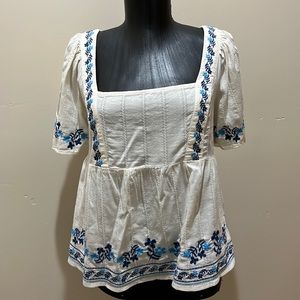 Old Navy ivory and blue floral embroidered boho top Medium
